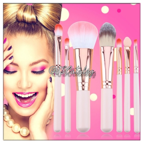 JSCatalog Other - 🎉HP🎉 NEW Set of 7 Makeup Brushes + FREE Pouch